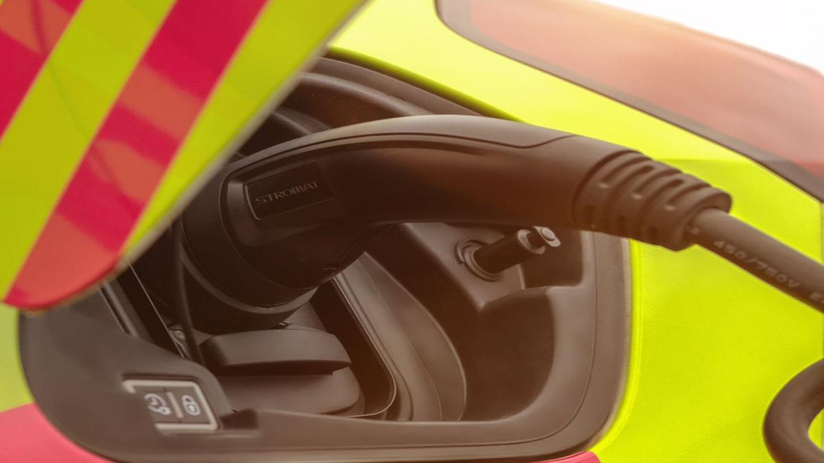 E-Auto tankt Strom E-Auto tankt Strom