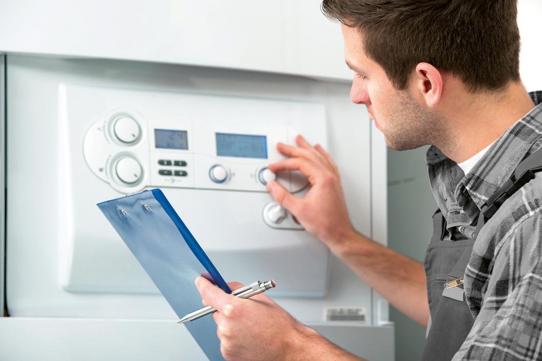 Ein Techniker prüft eine Gasheizung Ein Techniker prüft eine Gasheizung