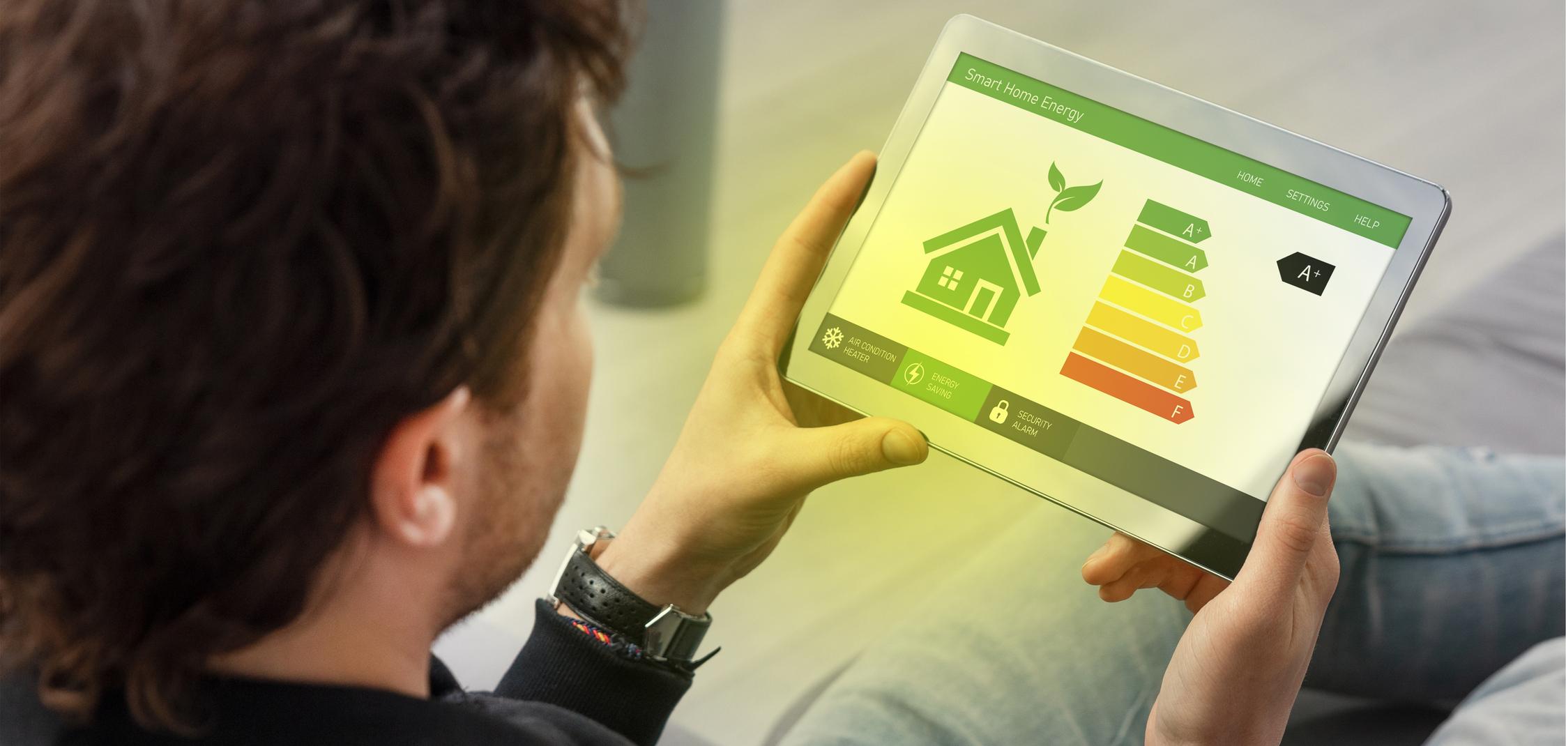 Ein Mann öffnet einen Energieausweis auf einem Tablet Ein Mann öffnet einen Energieausweis auf einem Tablet