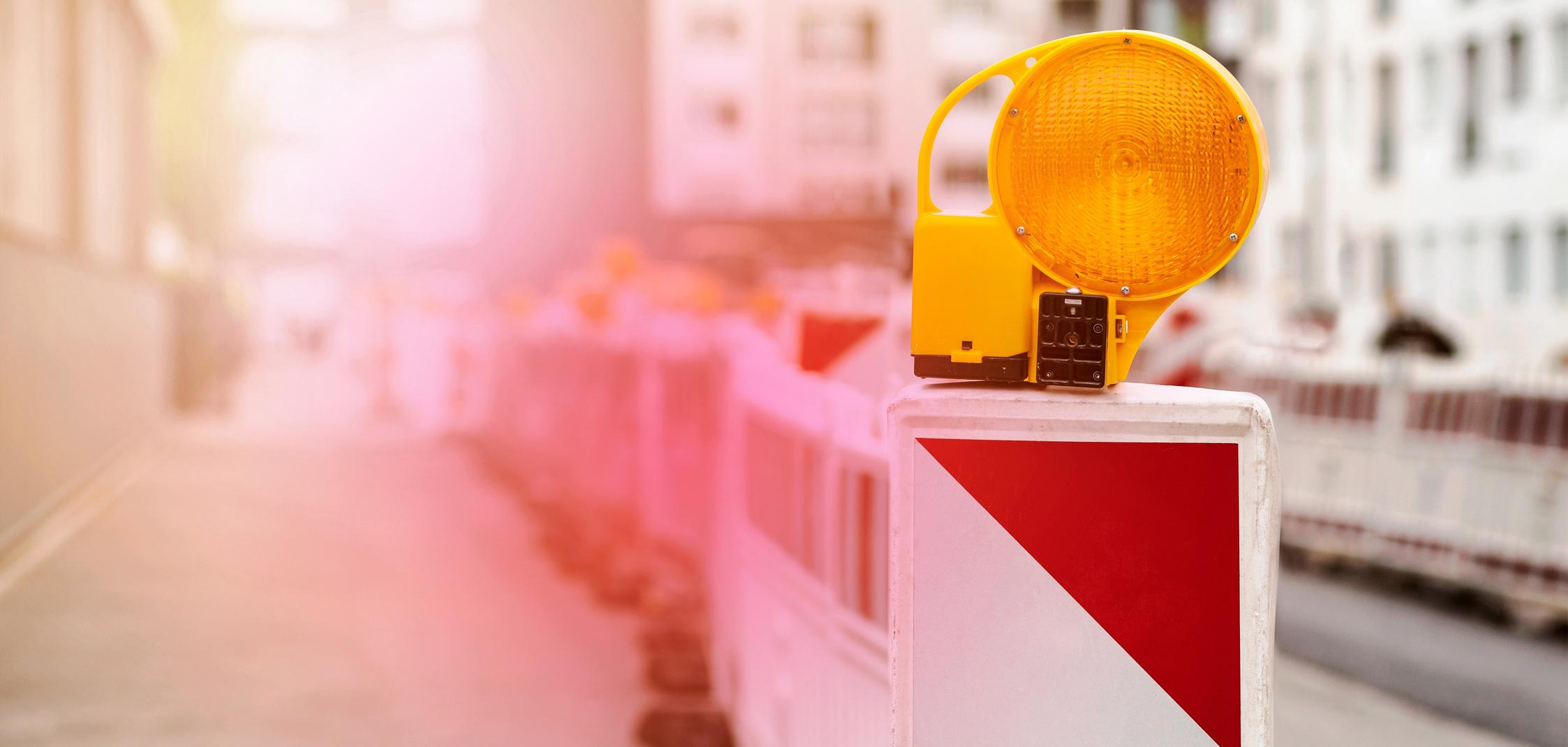 Mehrere Warnbarken stehen vor einer Baustelle Mehrere Warnbarken stehen vor einer Baustelle