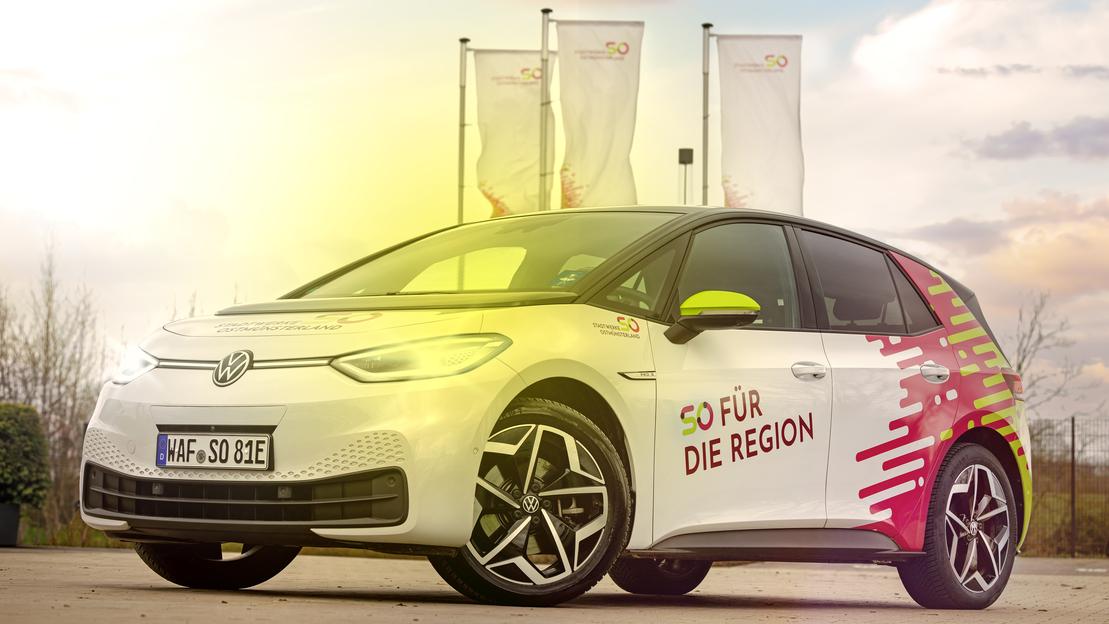 Ein weißes E-Auto der Stadtwerke Ostmünsterland auf einem Parkplatz Ein weißes E-Auto der Stadtwerke Ostmünsterland auf einem Parkplatz