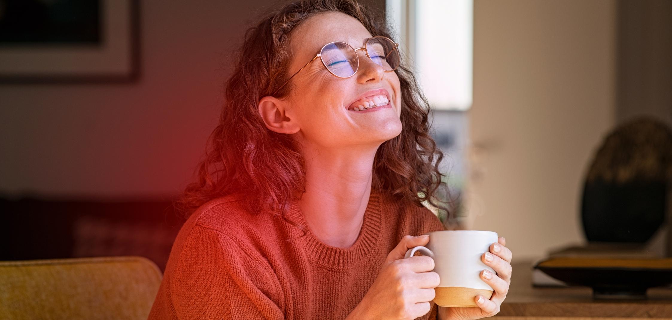 Eine Frau hält eine Tasse in der Hand Eine Frau hält eine Tasse in der Hand