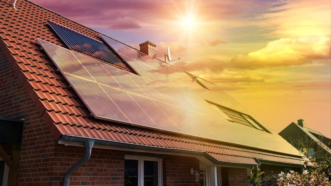 Eine Photovoltaikanlage auf einem Schrägdach im Sonnenschein Eine Photovoltaikanlage auf einem Schrägdach im Sonnenschein