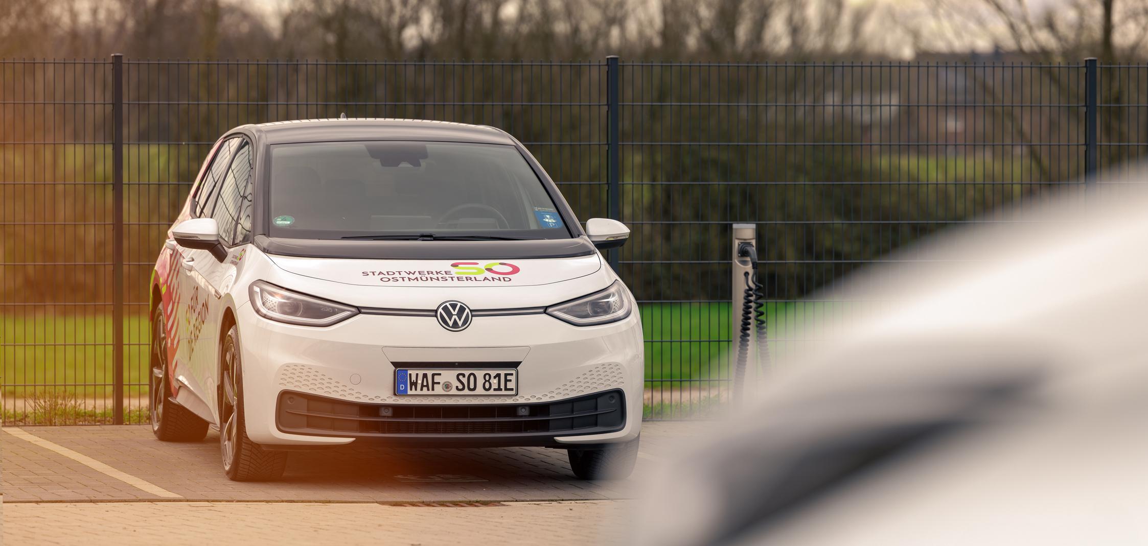 Ein E-Auto lädt an einer Ladesäule Ein E-Auto lädt an einer Ladesäule
