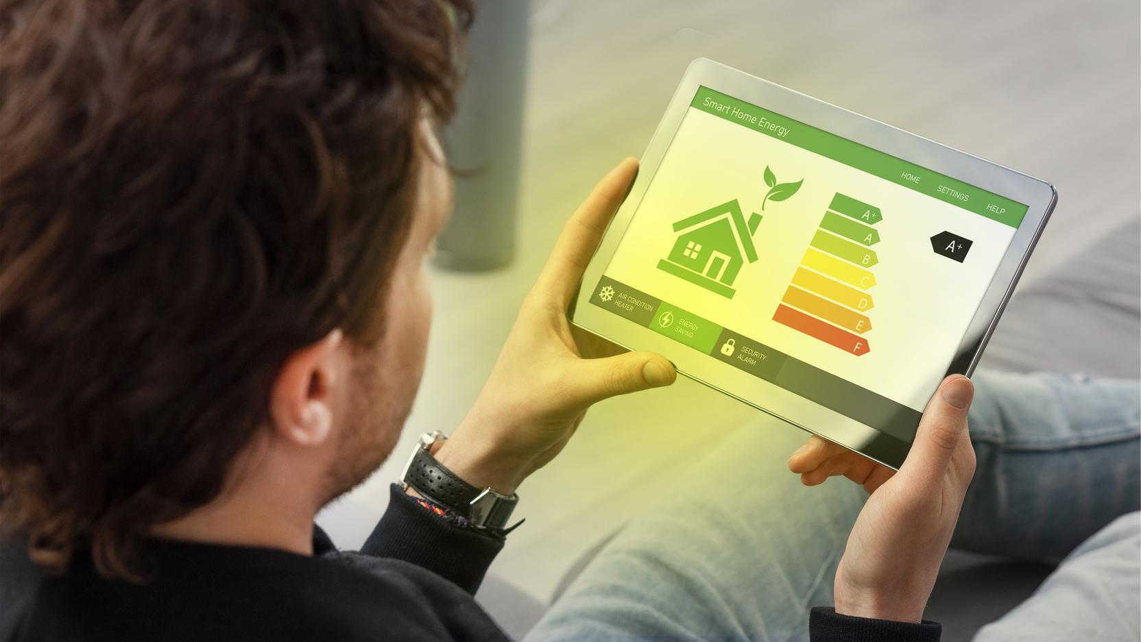 Ein Mann öffnet einen Energieausweis auf einem Tablet Ein Mann öffnet einen Energieausweis auf einem Tablet