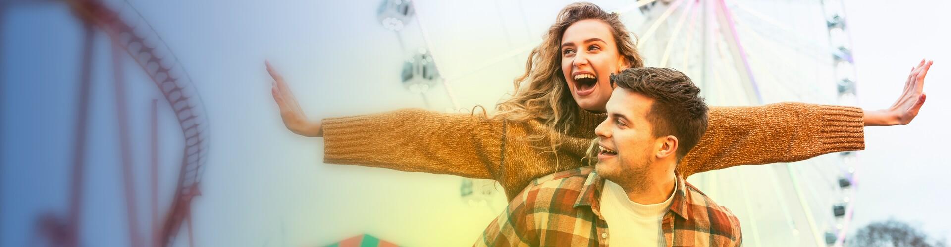 Eine Frau und ein Mann auf einer Kirmes Eine Frau und ein Mann auf einer Kirmes