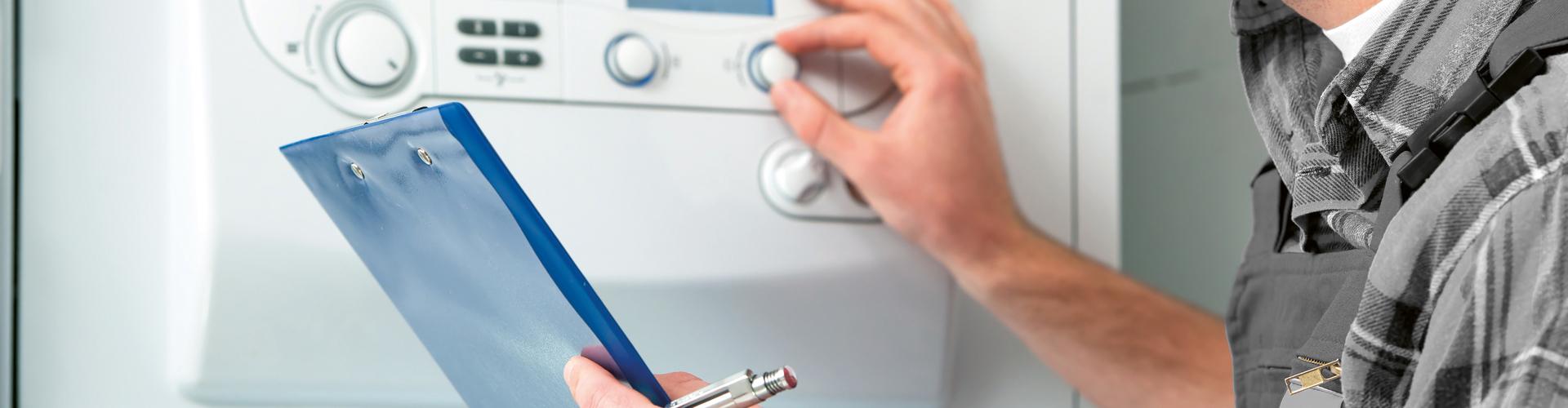 Ein Techniker prüft eine Gasheizung Ein Techniker prüft eine Gasheizung