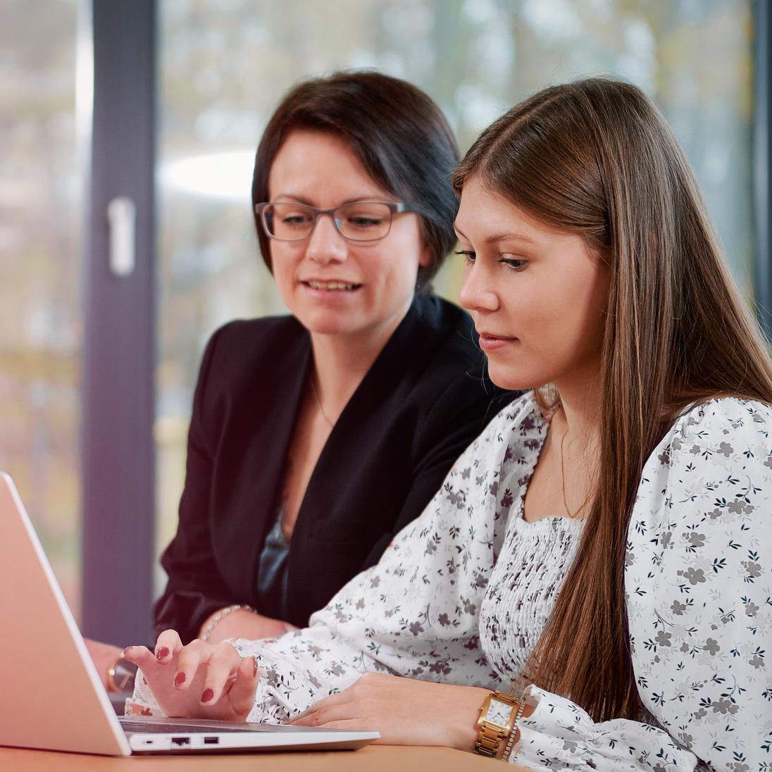 Zwei Kolleginnen der Stadtwerke Ostmünsterland arbeiten gemeinsam am Laptop Zwei Kolleginnen der Stadtwerke Ostmünsterland arbeiten gemeinsam am Laptop