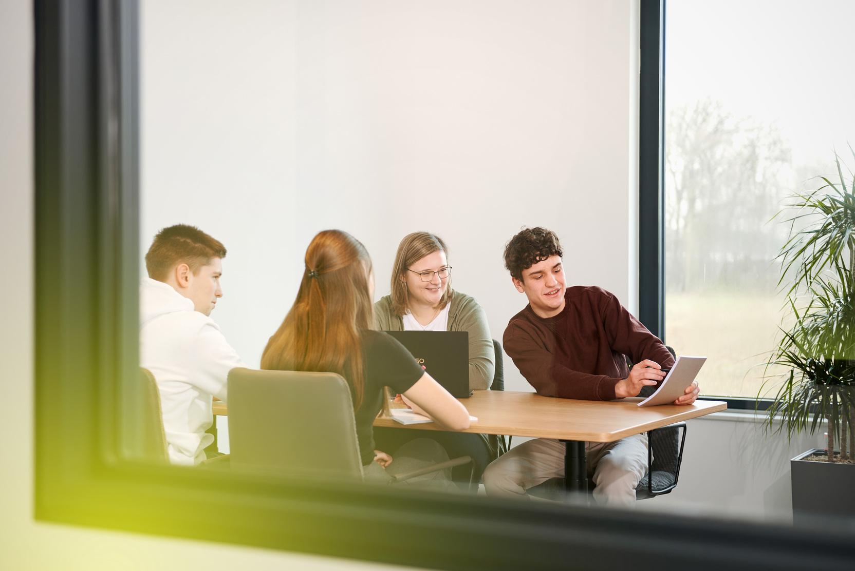 Azubis der Stadtwerke Ostmünsterland bei einer Besprechung Azubis der Stadtwerke Ostmünsterland bei einer Besprechung
