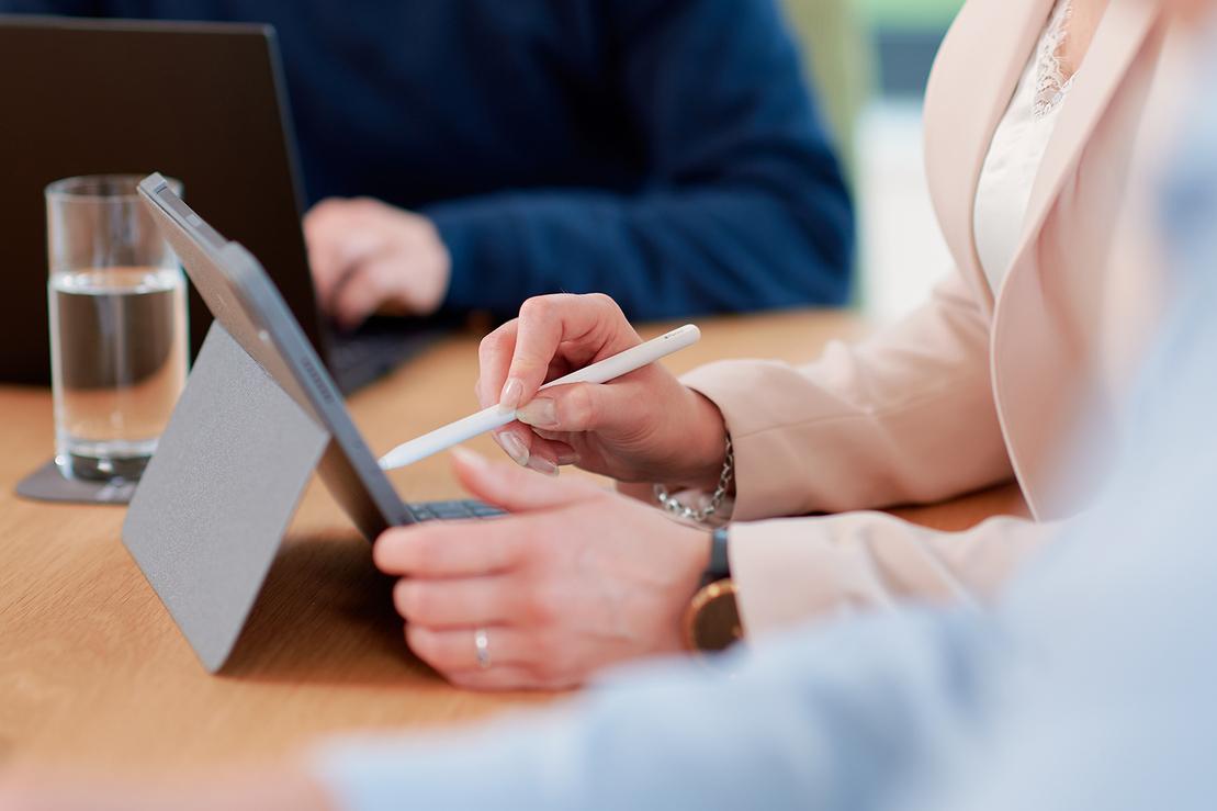 Eine Frau gibt ihren Zählerstand am Tablet ein Eine Frau gibt ihren Zählerstand am Tablet ein