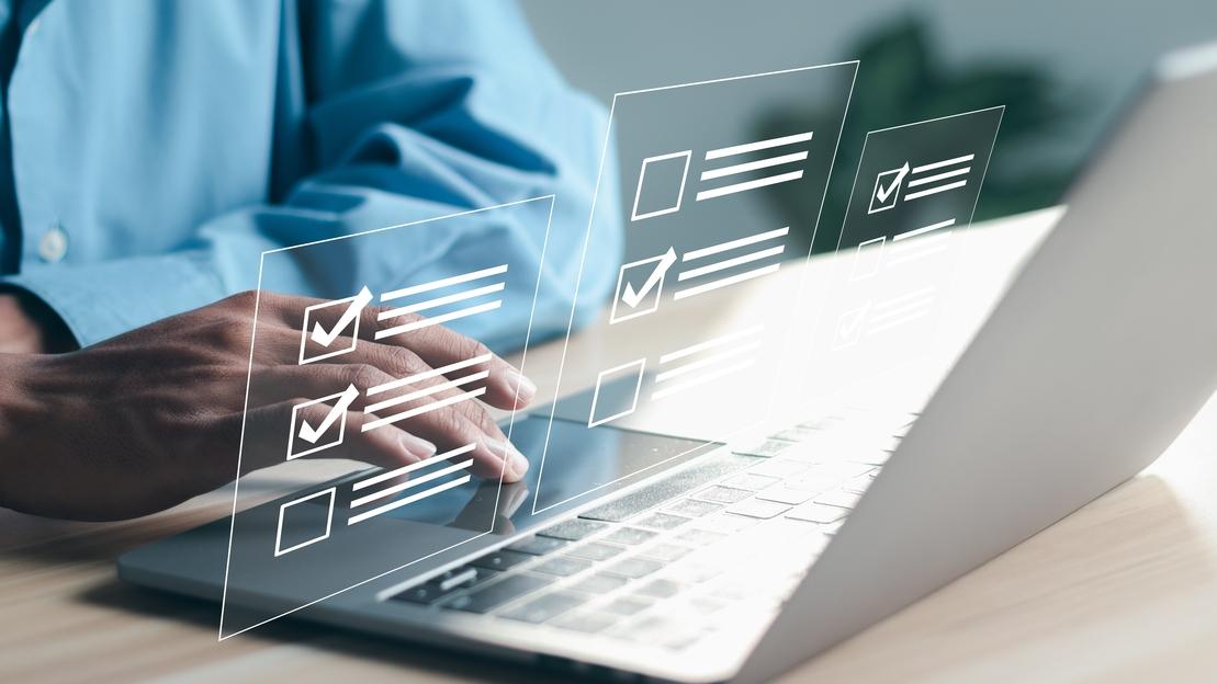 Person sitzt vor Laptop