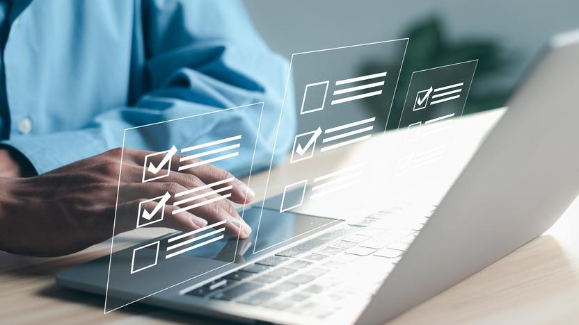 Person sitzt vor Laptop