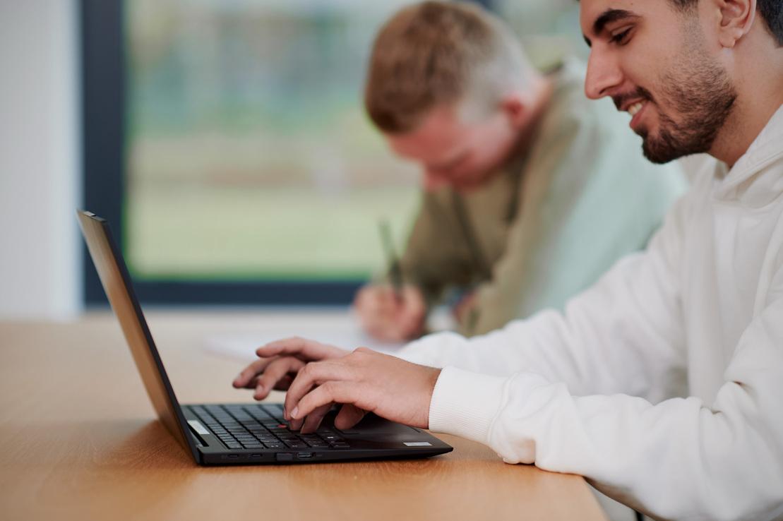 Ein junger Mann sitzt am Laptop Ein junger Mann sitzt am Laptop