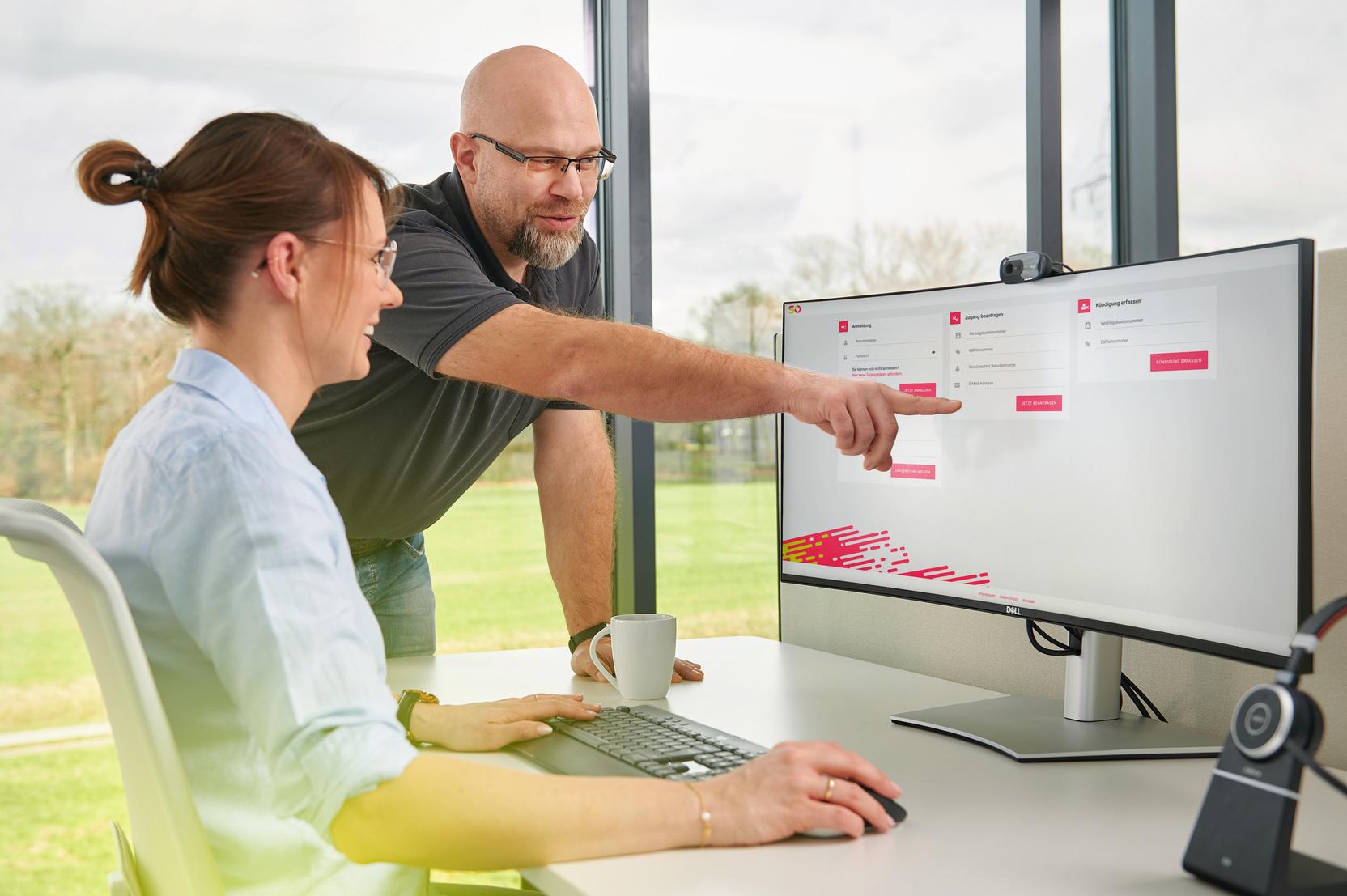 Eine Frau und ein Mann besprechen sich am Schreibtisch Eine Frau und ein Mann besprechen sich am Schreibtisch