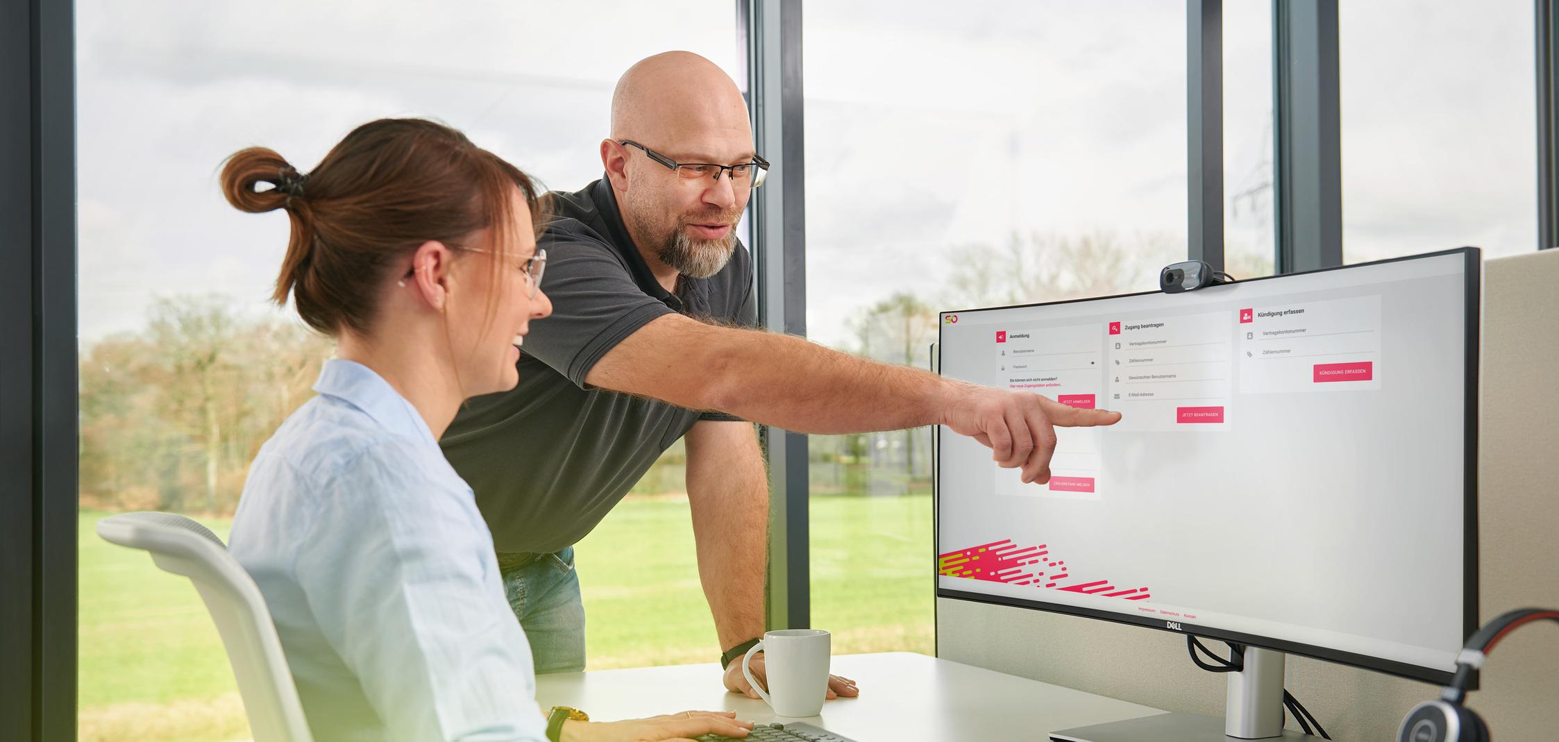Eine Frau und ein Mann besprechen sich am Schreibtisch Eine Frau und ein Mann besprechen sich am Schreibtisch